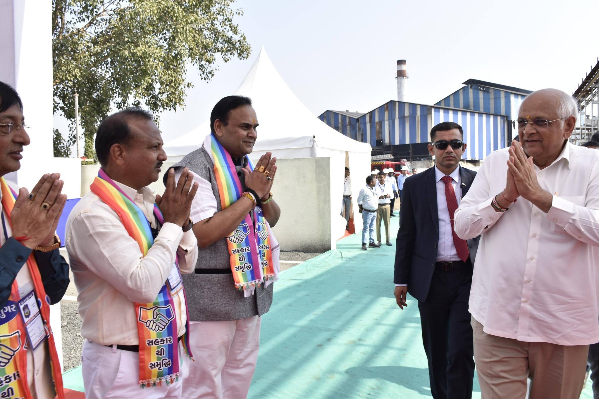 તા.૨૬-૧૨-૨૦૨૫ ના રોજ સુરત જિલ્લાના મહુવા તાલુકાના બામણિયા ખાતે સન્માન શ્રી મહુવા પ્રદેશ સહકારી ખાંડ ઉદ્યોગ સંઘ દ્વારા સંચાલિત શ્રી મહુવા પ્રદેશ સહકારી ખાંડ ઔદ્યોગિક સમિતિના સાથી મંત્રીઓ અને અન્ય મહાનુભાવોની હાજરીમાં નવા બાયોગેસ પ્લાન્ટ, સીપીયુ પ્લાન્ટ અને એમઈ પ્લાન્ટનું ઉદ્દઘાટન.